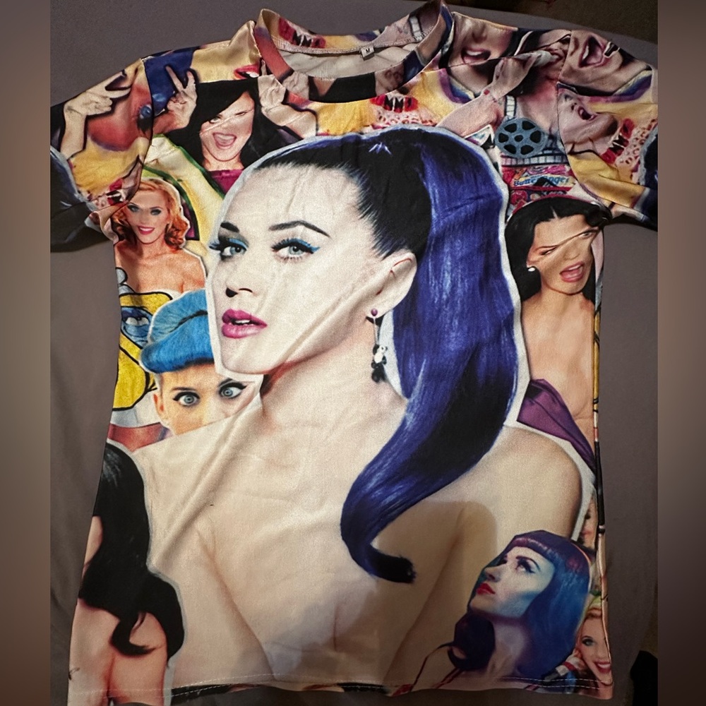 KATY PERRY ALL OVER SS STRETCHY HALLOWEEN TOP MED 100% POLYESTER ✅Measurements